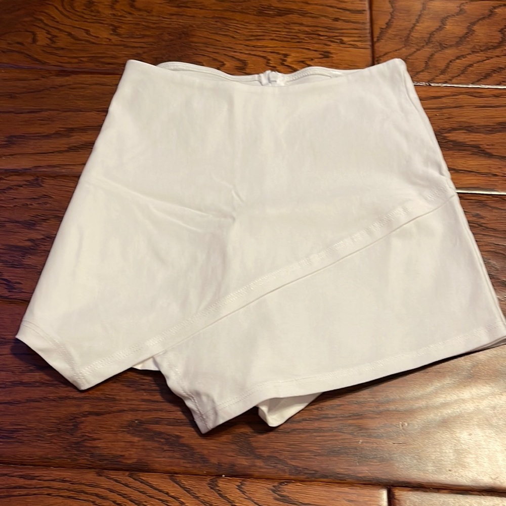 Asymmetric Skort In Matte 
100% polyester